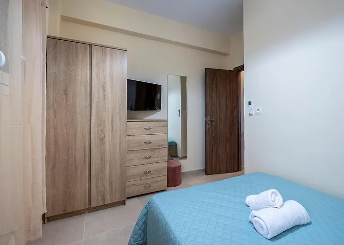 Spot Beach, Food & Coffee Nearby *